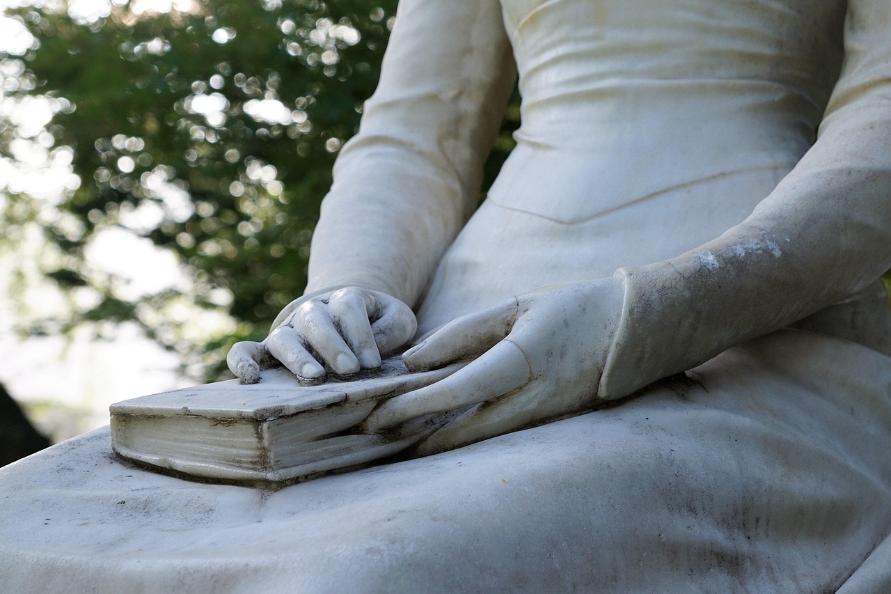 queen, elisabeth, statue, meran, park, italy, summer, woman, historical, tyrol, south, hungary, austria, marble, path, hike, a book, read, hand, nature, beauty, garden, femininity, garment