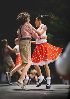 äºº, å­ä¾, å¥³ã®å­, å°å¹´, ãã³ã¹, å®è¡ãã¾ã, è¸è¡, é´, å±¥ç©