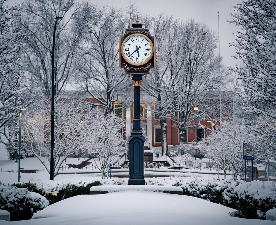 pole clock snow free