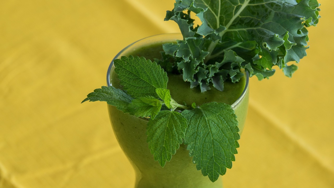 Smoothie verde cu frunze proaspete, potrivit pentru ingrediente fibrose