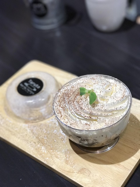 После застывания нарежьте конфеты на кусочки и обваляйте в сахаре для красивой подачи.