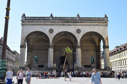 Mnichov, Odeonsplatz, Pole Pan Hall