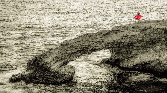 Kvinde I Rødt, Klippe, Klint, Hav, Natur