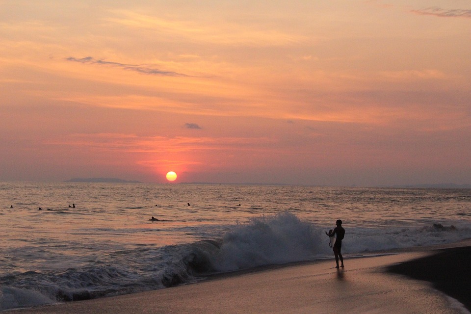 Surferos en Jacó
