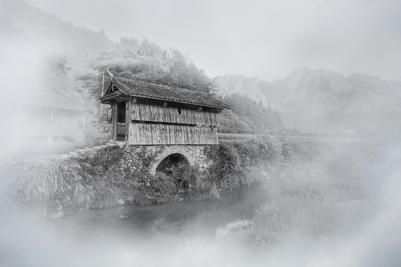 Nebel, Überdachte Brücke, Bergdorf