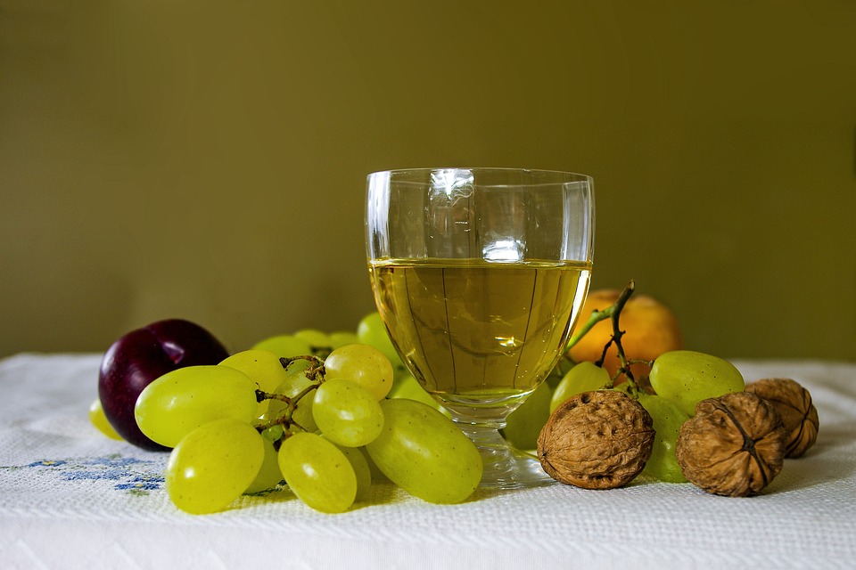 Nutritionists and medical researchers from the Harvard T.H. Chan School of Public Health have discovered evidence suggesting that daily intake of olive oil could lower the risk of dementia.