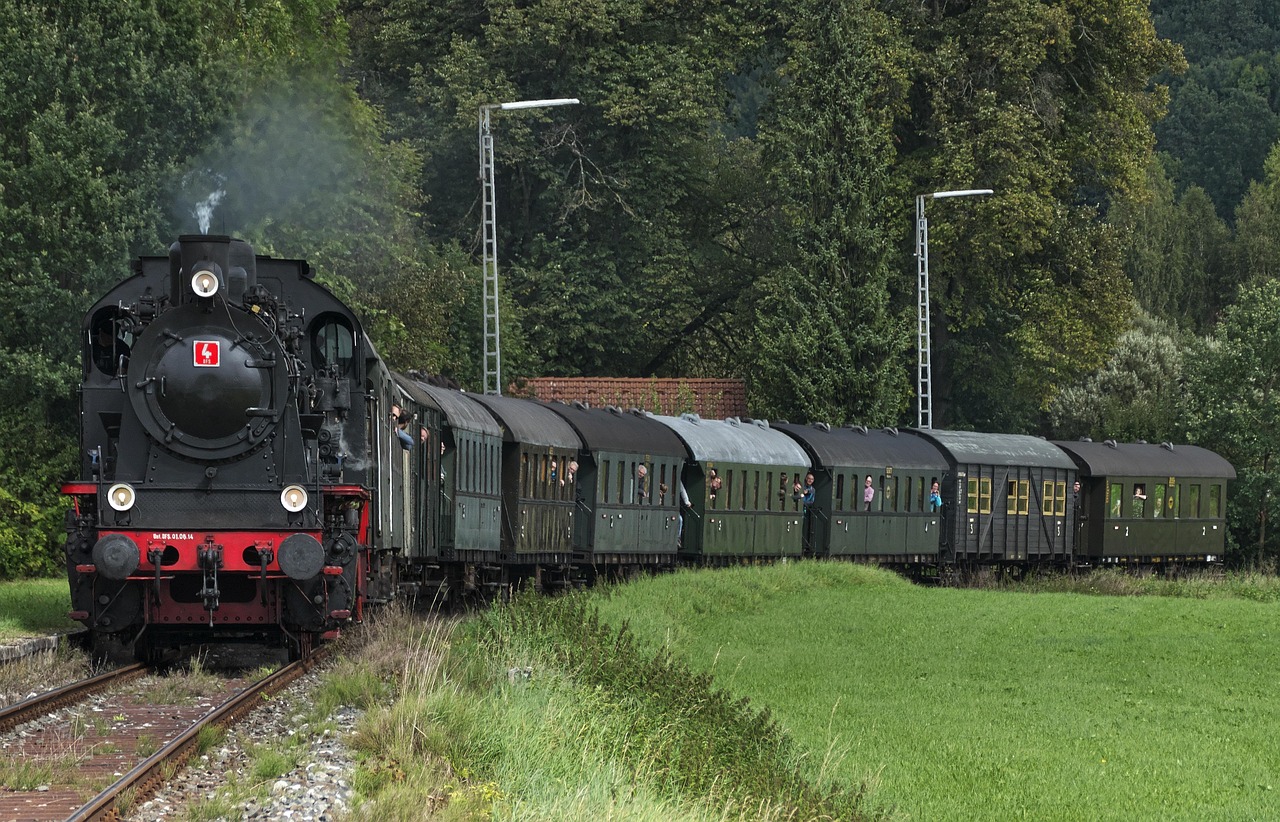Steam Locomotive - free online jigsaw puzzle photo