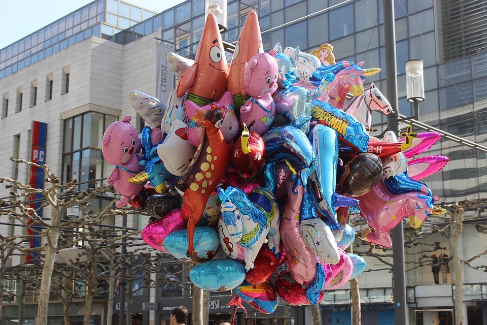 Amscan Flauschige Dekorationen – 6 Stück, Bunt, Ca. 24 Cm, Inkl. Bänder Zum Aufhängen
