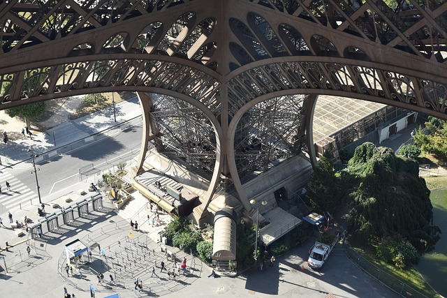 Free Paris Eiffel Tower photo and picture