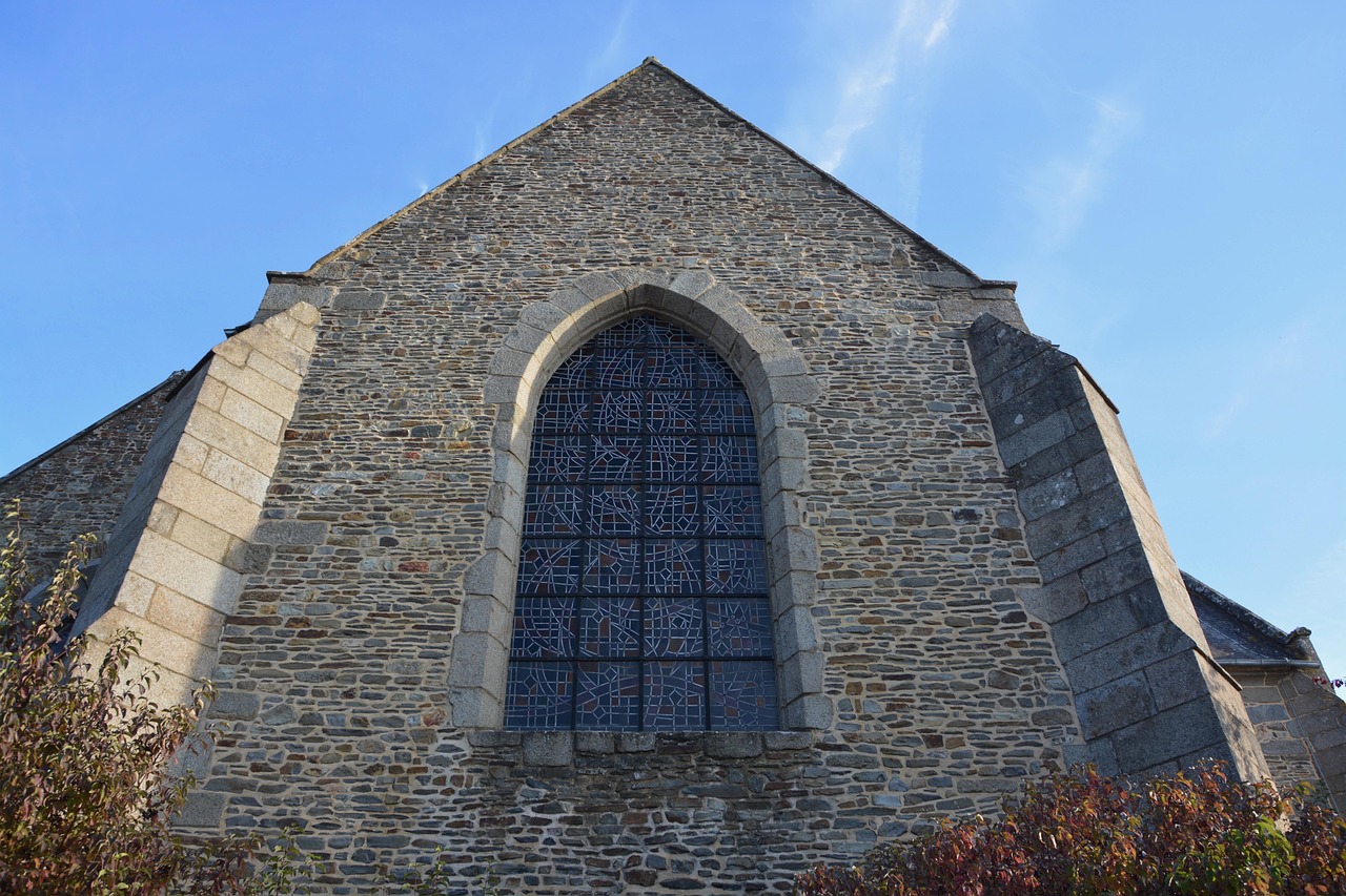Church Meillac - free online jigsaw puzzle photo
