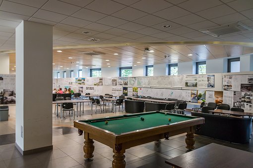 La Universidad, Escuela, Corredor