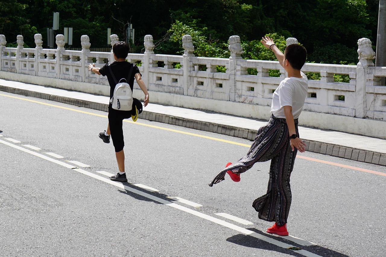揭秘爺爺?shù)某鞘杏螒蚬ヂ? title=