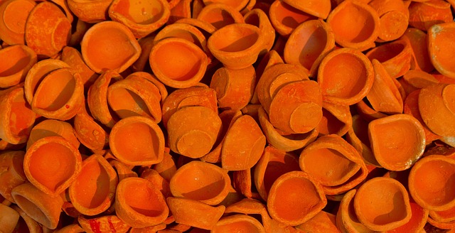 Earthen lamps, diyas, diwali and earthenware — photo by SandeepHanda