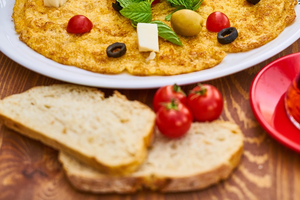 Boerenomelet met sneetjes brood en tomaatjes