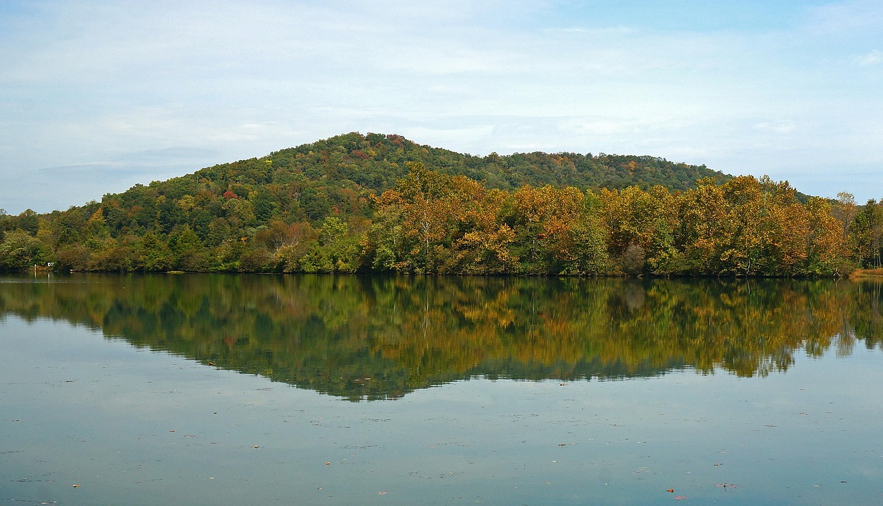 Melton Lake Fall Reflection - free online jigsaw puzzle photo