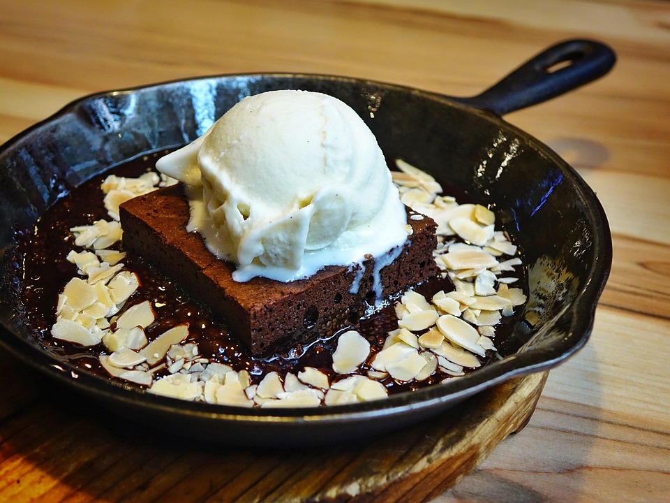 Brownie con helado de vainilla