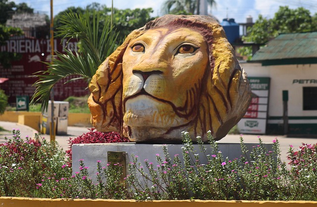 Free Leon Sculpture photo and picture