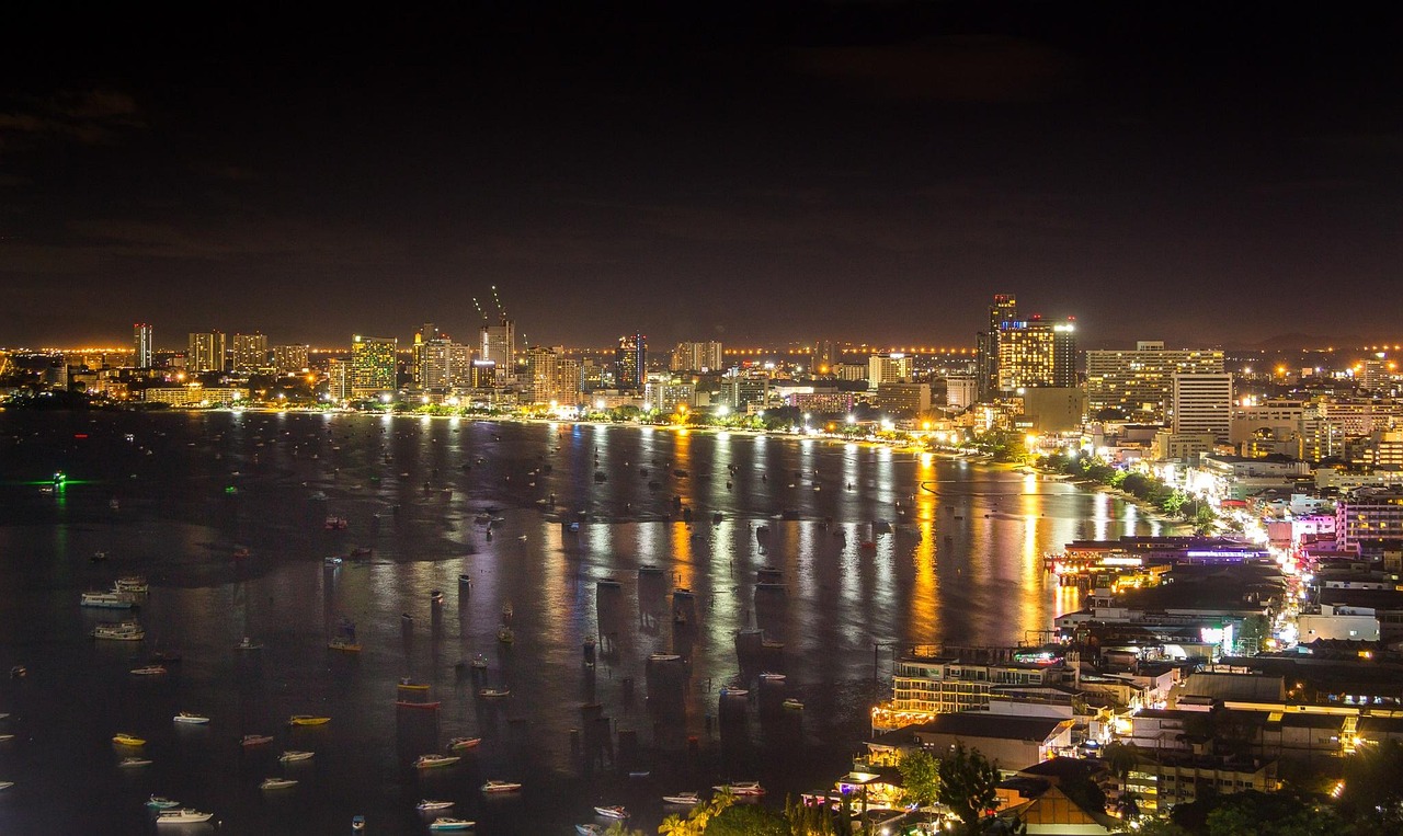 Thailand Küste mit Stadt und Strand