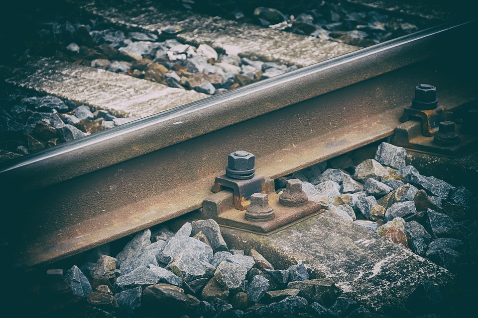 Outland Models Schulgebäude Im N-Maßstab 1:160 – Grauer Kunststoff-Bausatz Für Modelleisenbahn