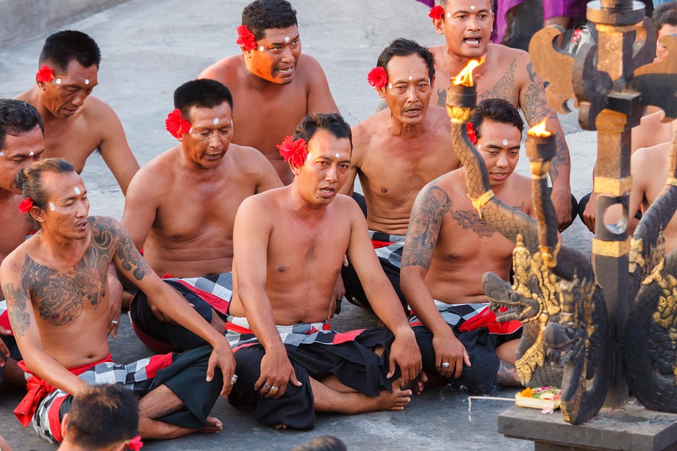 Uluwatu, Budaya, Bali, Tari Monyet, Hari Libur, Tradisi