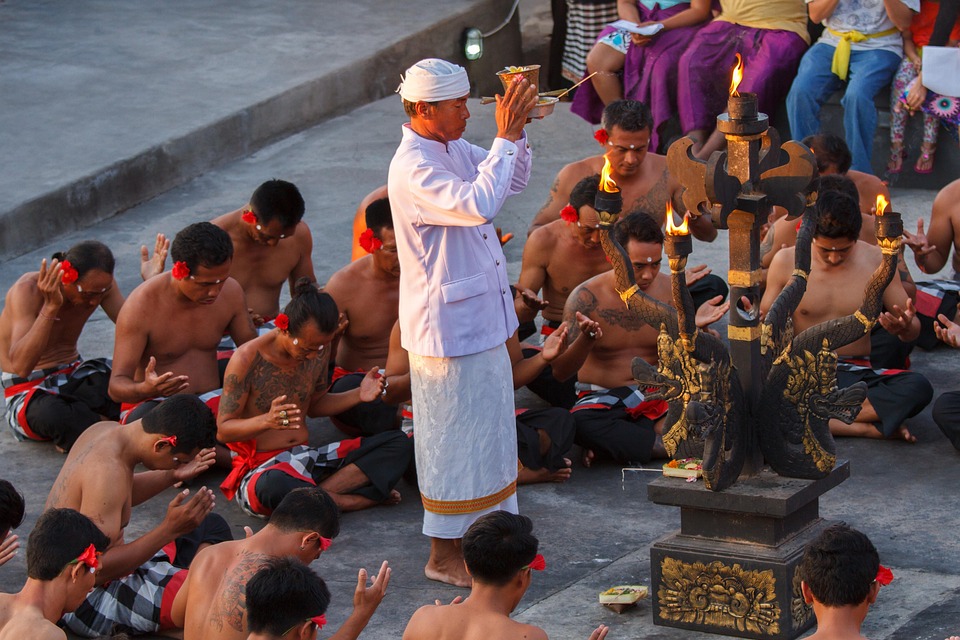 Uluwatu, Budaya, Bali, Tari Monyet, Hari Libur, Tradisi