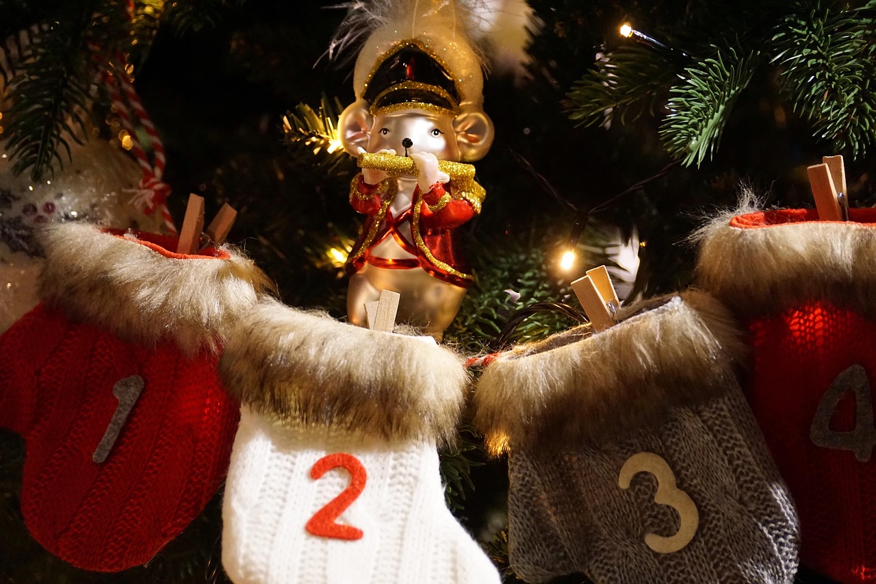 Calendrier de l'Avent original suspendu devant un sapin de Noël