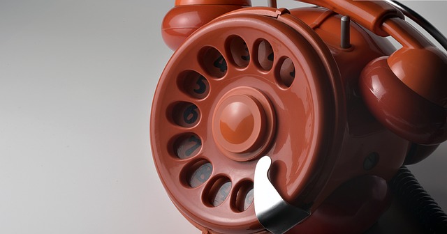 red headphone, vintage headphone, phone stylish — photo by walte
