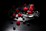 dark mood food, lichtspiel, berries
