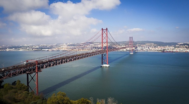 Buzinão na Ponte 25 de Abril contra aumento dos combustíveis e portagens