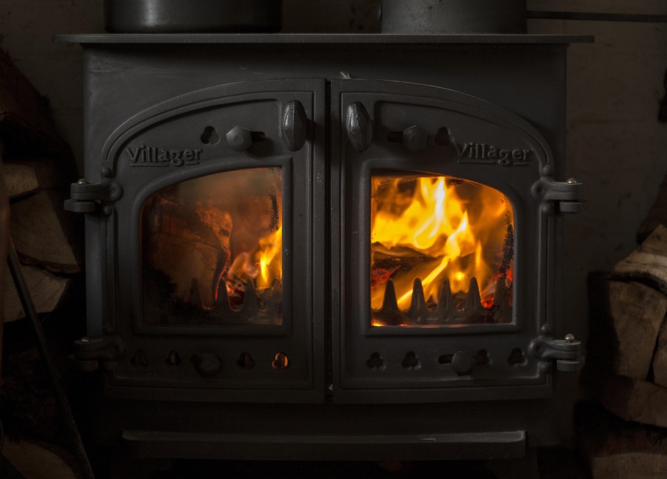 Herausragende Eleganz mit einem antiken Kamin und Chesterfield Möbeln