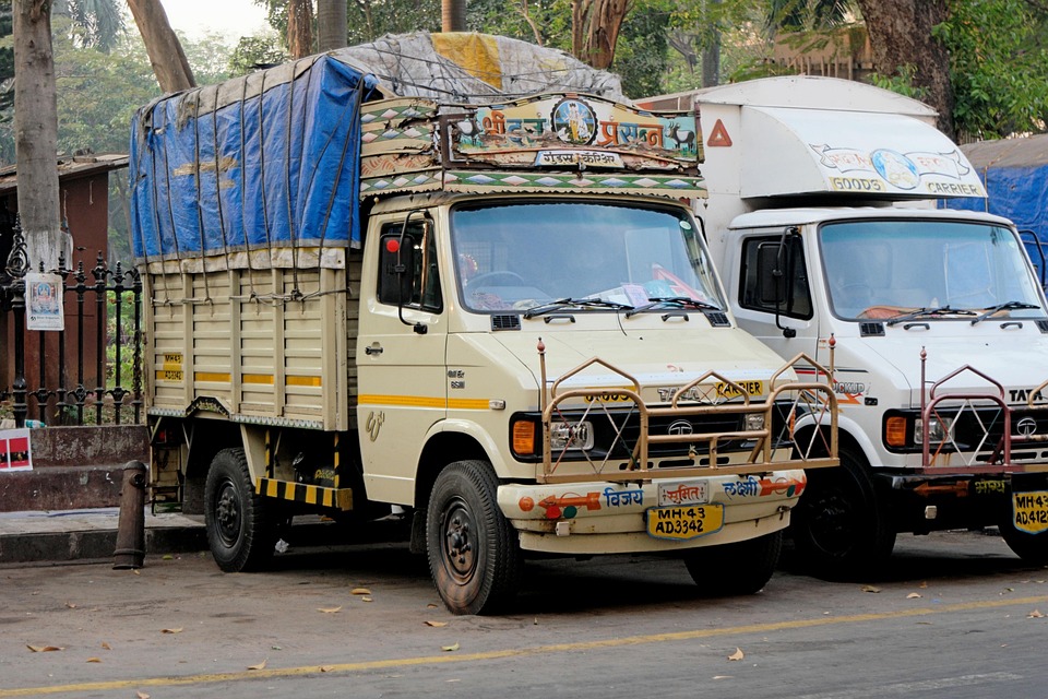 From Chaos to Clarity: The Impact of Real-Time Tracking on Fleet Management From Chaos to Clarity: The Impact of Real-Time Tracking on Fleet Management