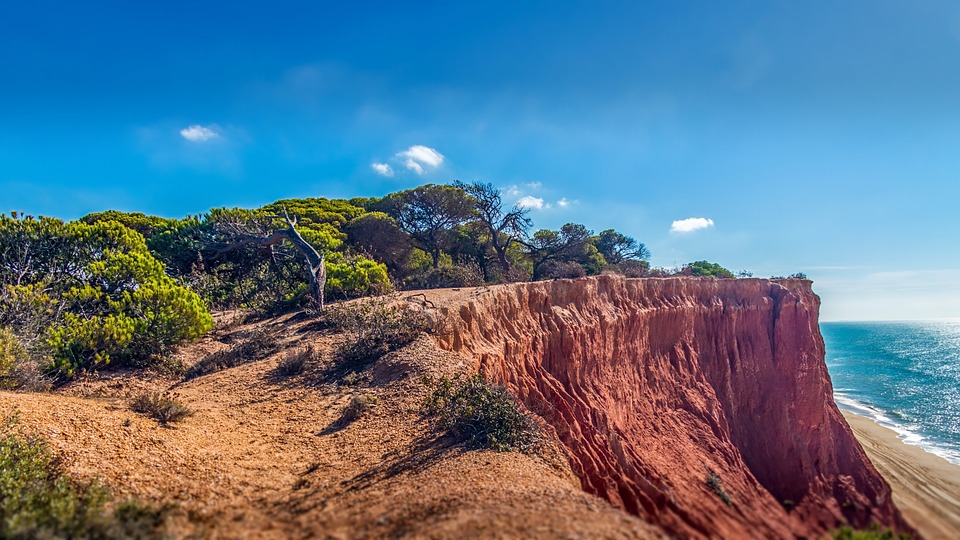 Buckle Up! Unforgettable Experiences on an Algarve Road Trip