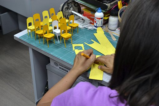 Free Woman Left-Hander photo and picture
