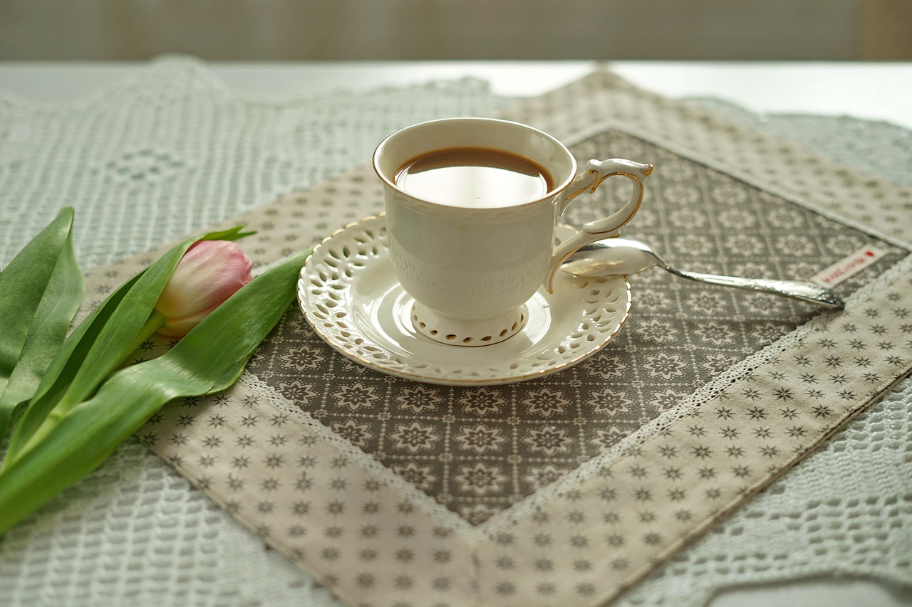 Ceașcă de cafea pe masă, atmosferă de dimineață