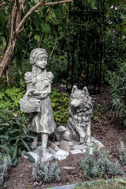 Lille Rødhætte Og Ulven, Sten Skulptur