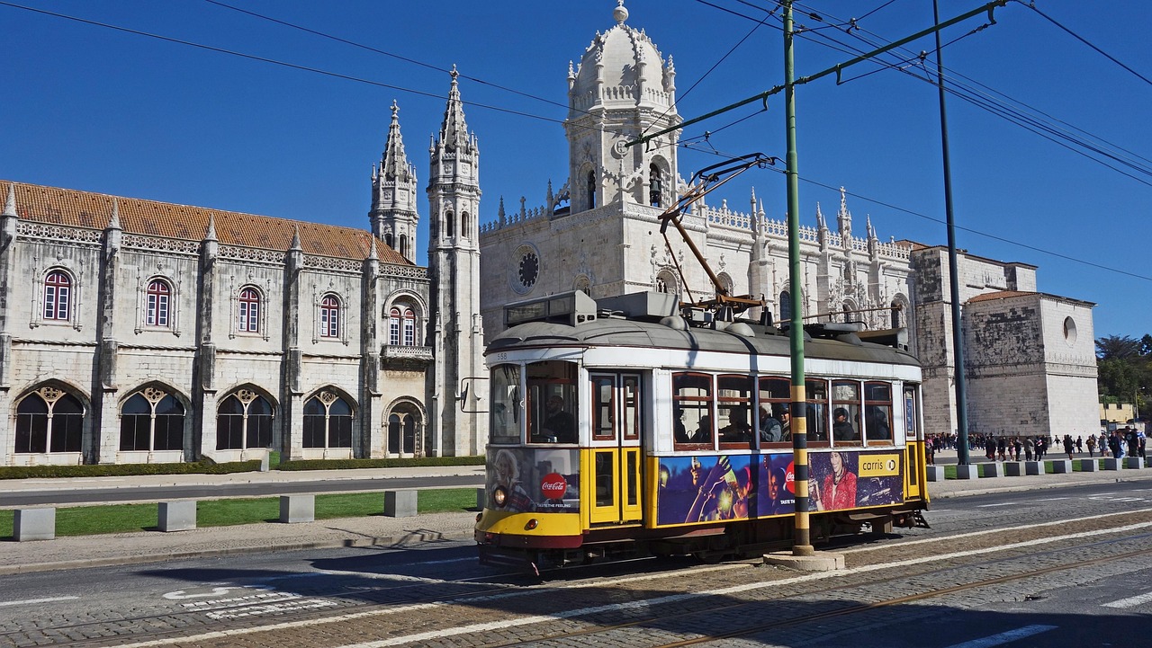Tram - free online jigsaw puzzle photo