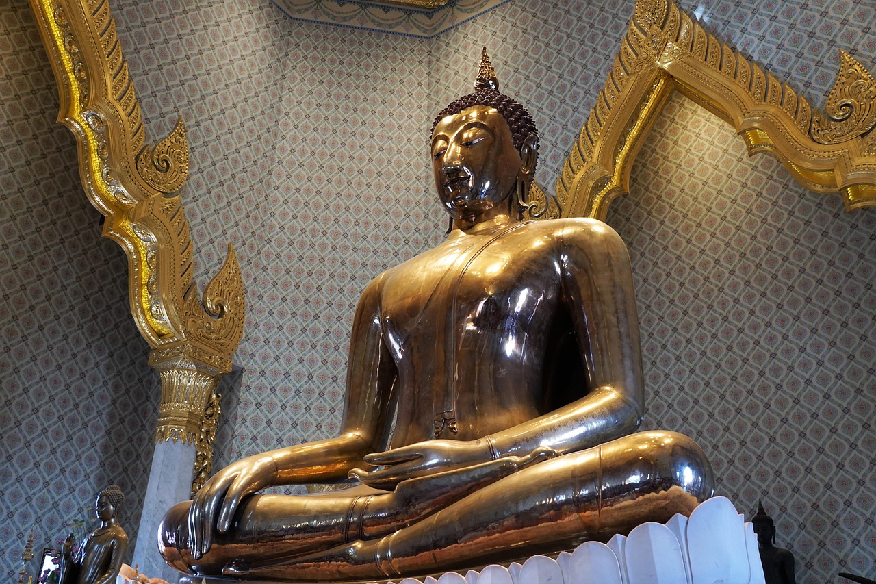 Free Sculpture Golden photo and picture