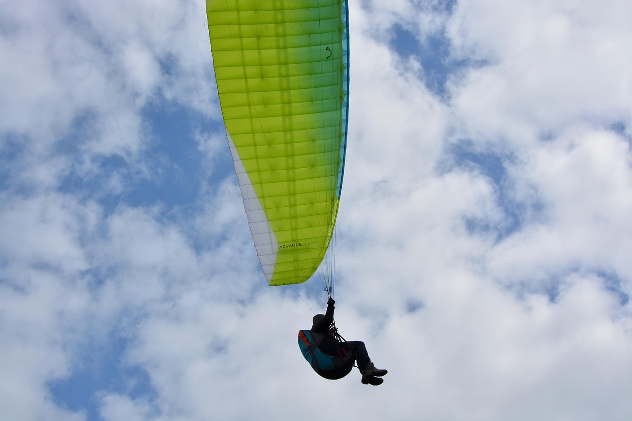paragliding-3329299_1280.jpg