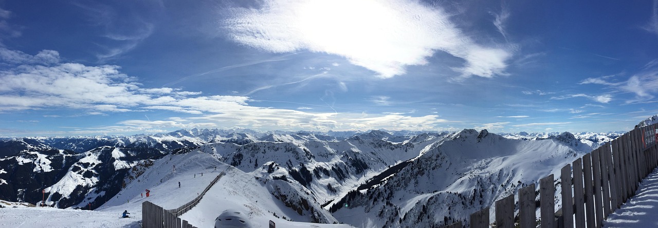 Taxi Transfer Innsbruck Flughafen nach Saalbach — Saalbach Dorf bei Nacht