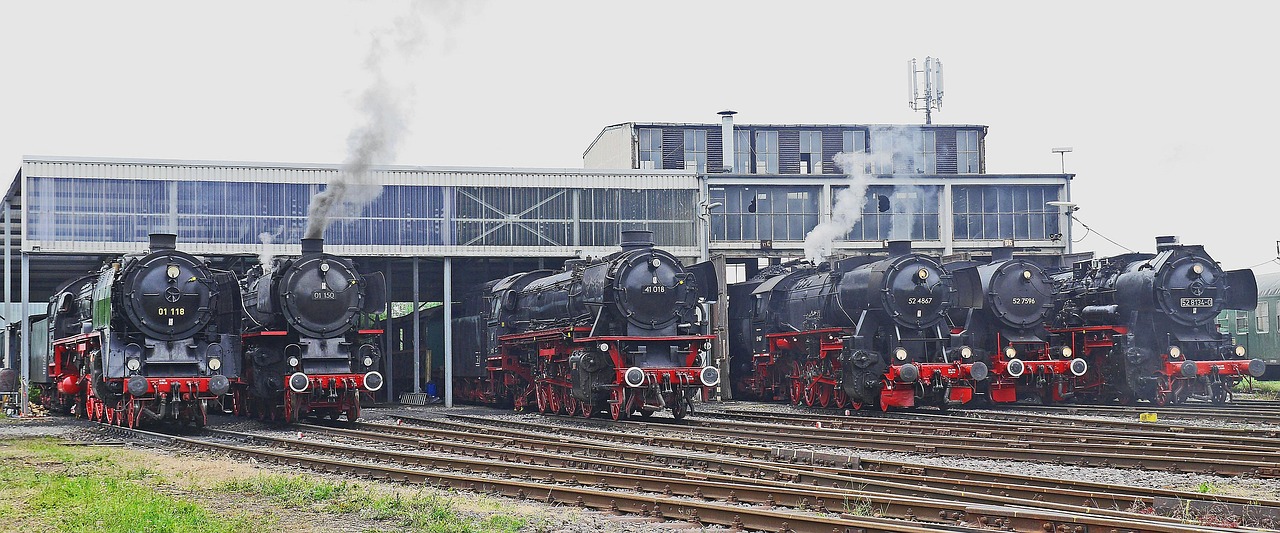 Steam Locomotive Parade - free online jigsaw puzzle photo