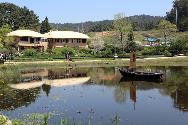Free Lake House photo and picture