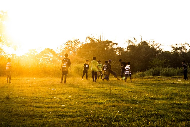 Spiel Kinder, Fußball, Spätnachmittag