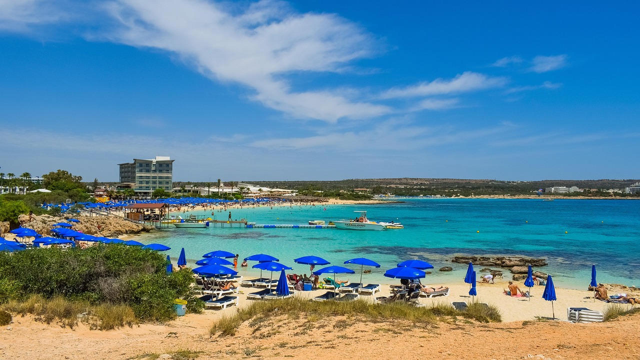 Breiter Sandstrand und türkisfarbenes Wasser