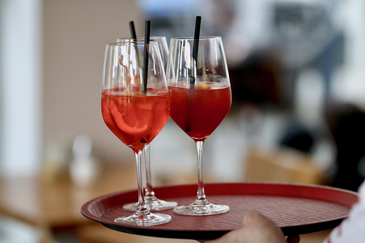 鸡尾酒是饮料吗 drinks-3425337_1280.jpg