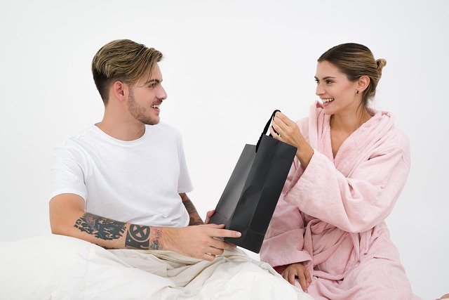 Junges Paar, Geschenk, Frau, Mann, Liebe