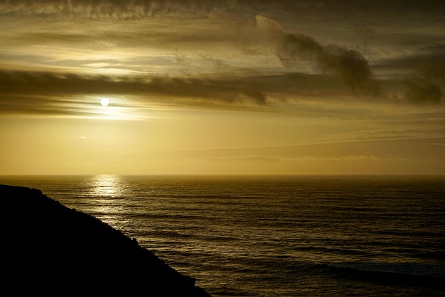 Laag Van De Zon, Zee, Schemering