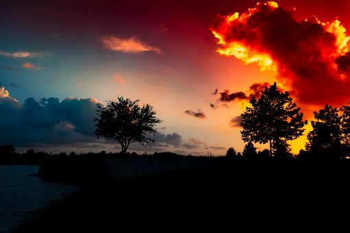 Sonnenuntergang, Rot Glühende Wolken