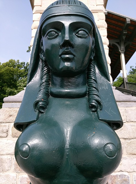 Napoleon Brücke, Lille, Sphinx, Frau