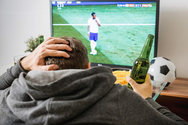 Fodbold, Tv, Ser På, Hjem, Dreng, Mand