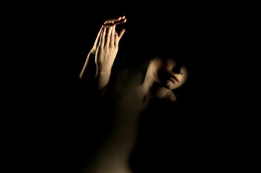 Người Phụ Nữ, Cầu Nguyện, Tôn Kính